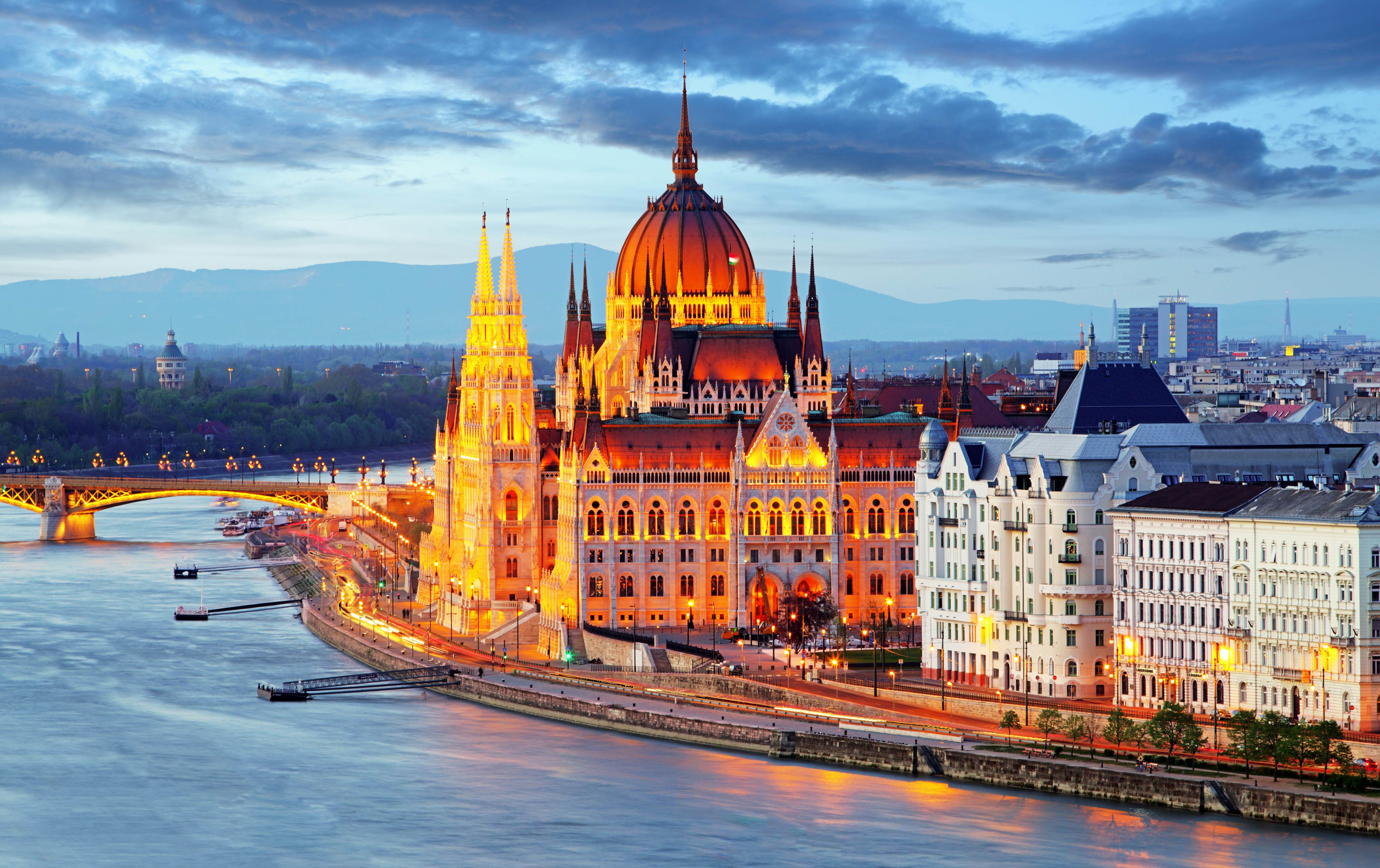 Budapesti parlament a Duna parton.