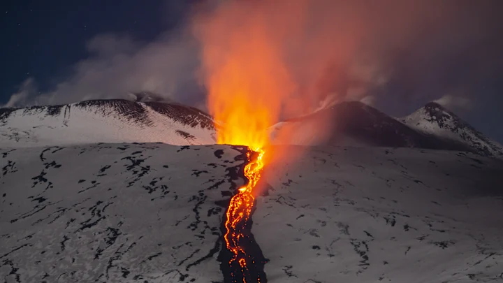 Az Etna vulkán kitörése látható.