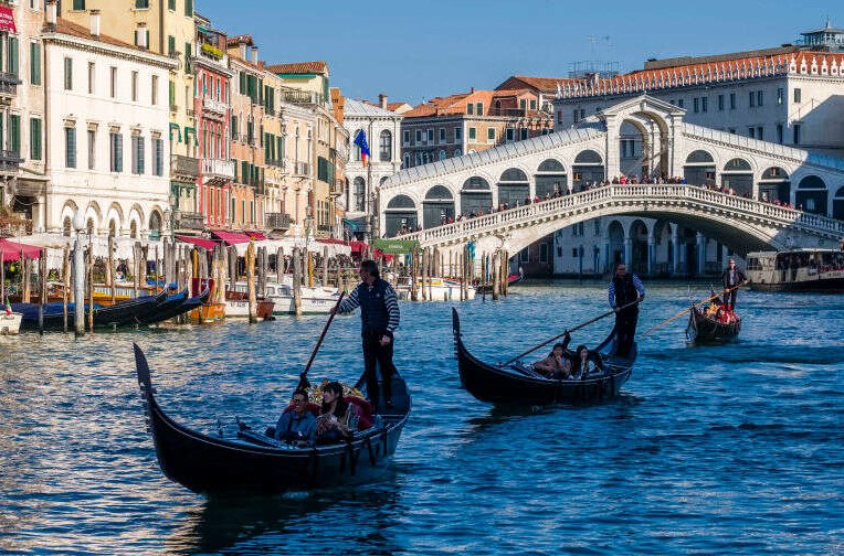 Velencében néhány gondola és egy híd.