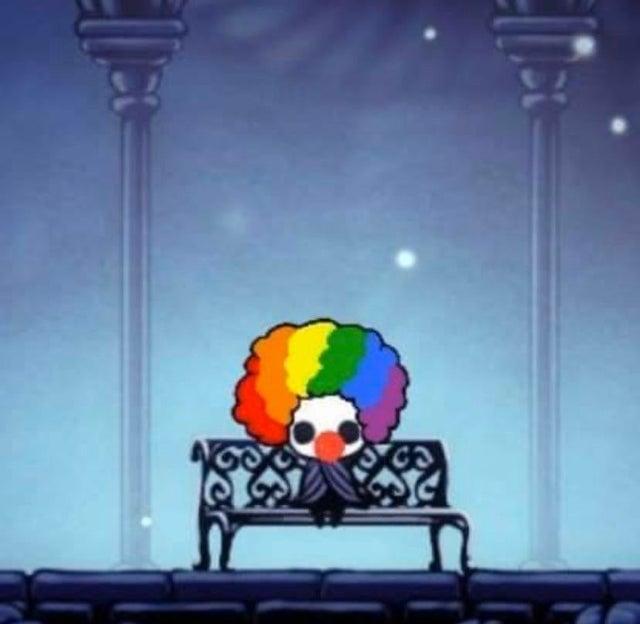 A Hollow Knight főhőse ül bohócfestésben egy padon