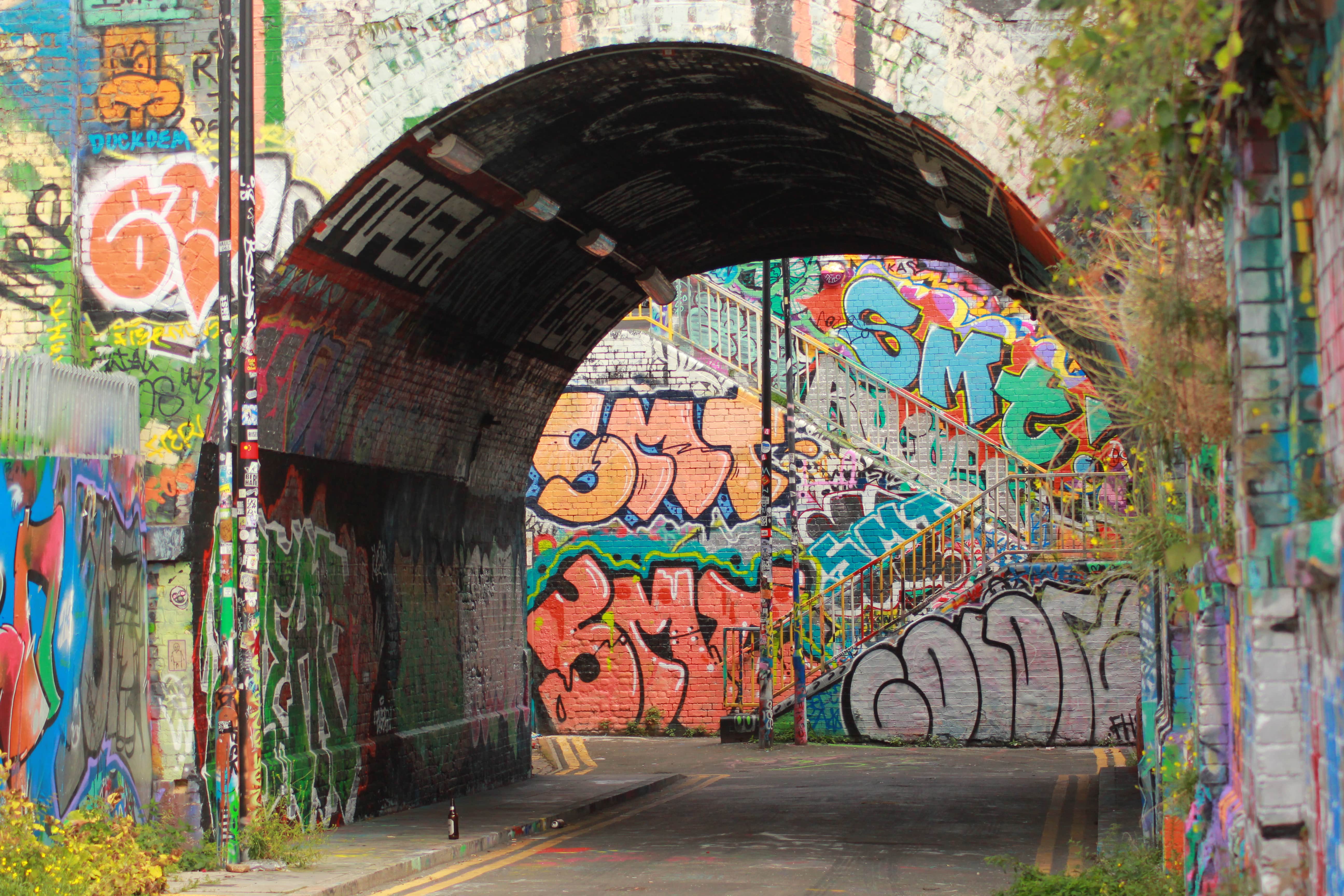 Londoni külkerület aluljárója graffitikkel