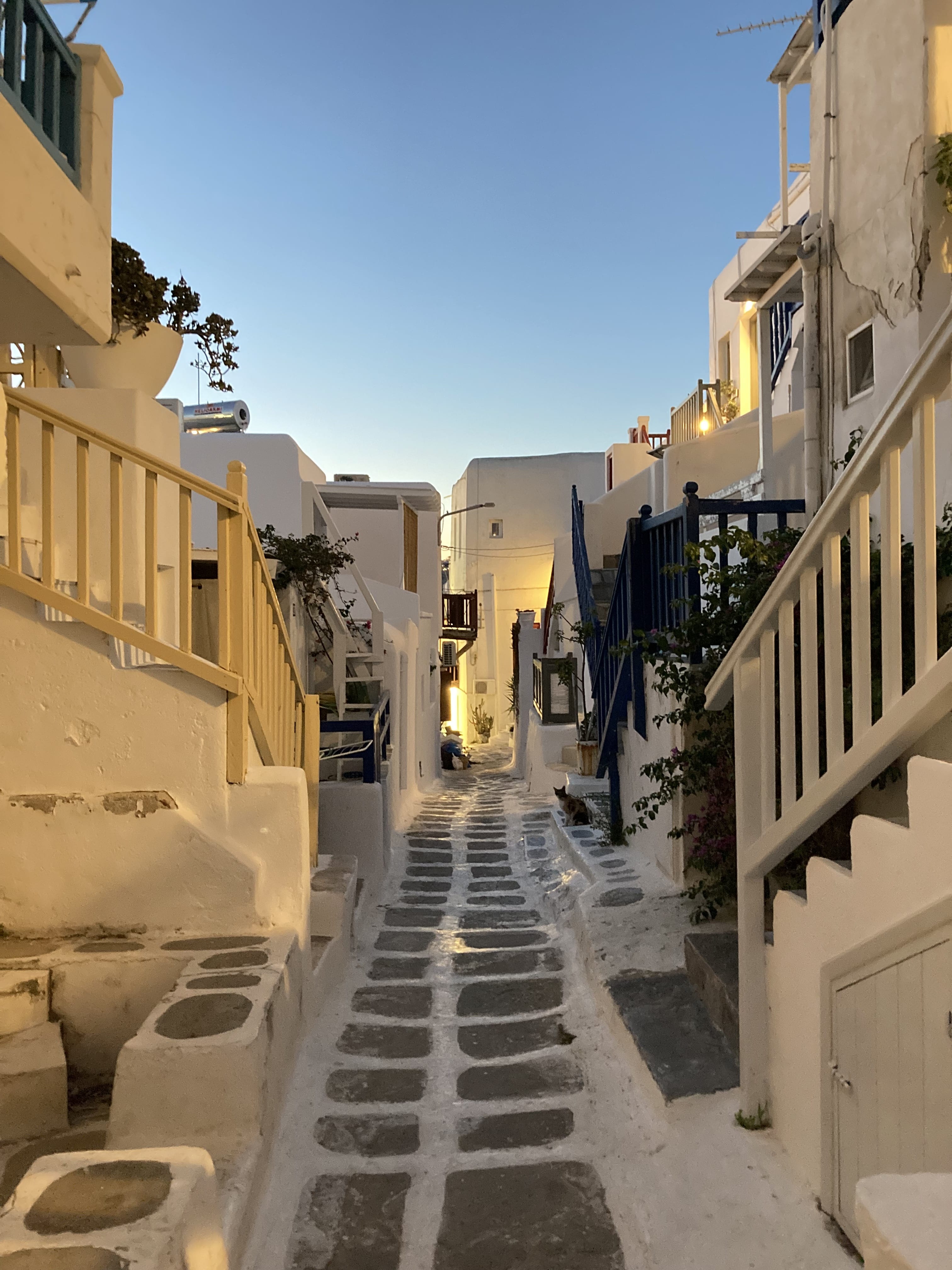 Mykonos fehérre meszelt utcái