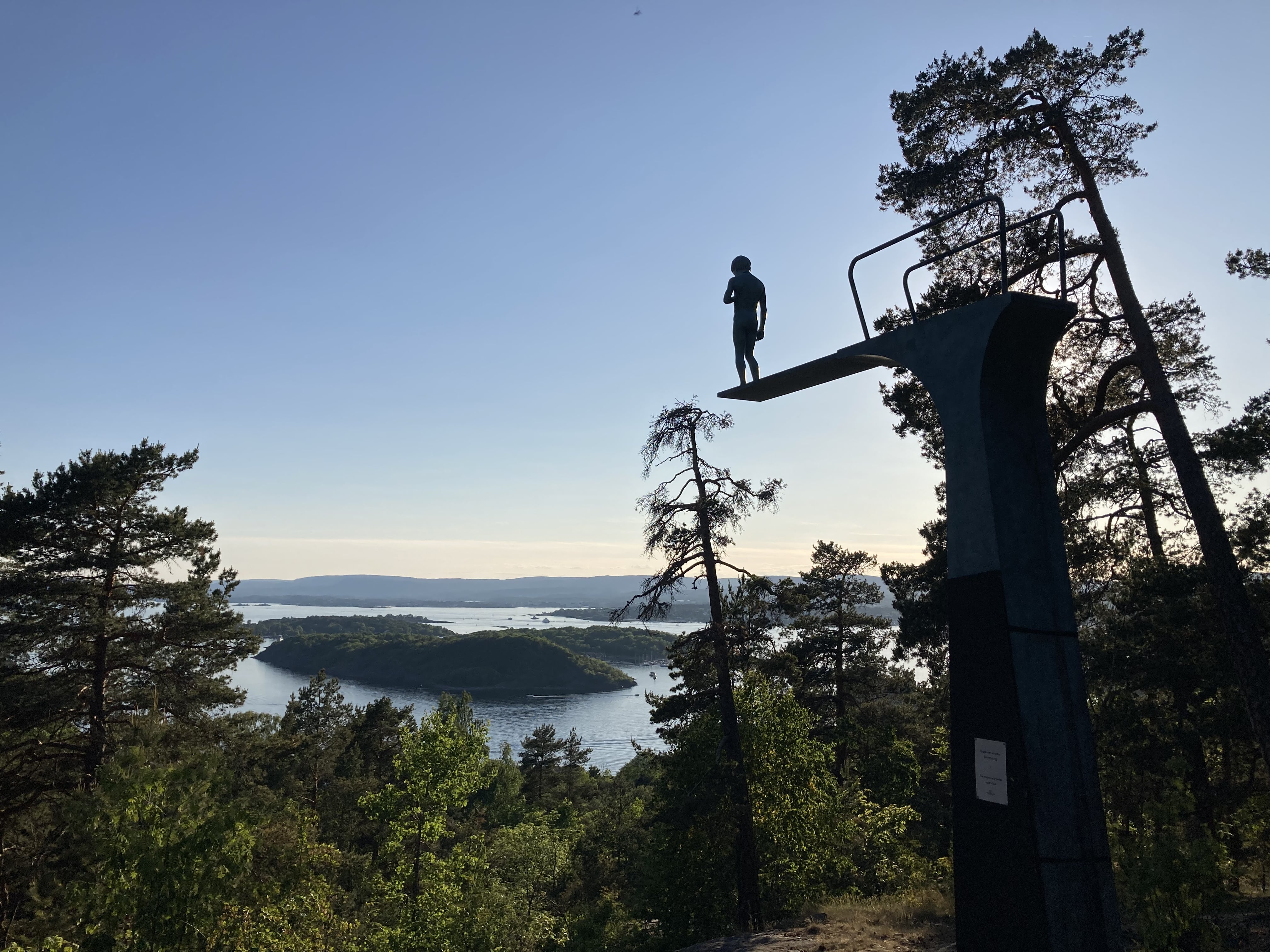 Kisfiút ábrázoló modern művészeti alkotás egy osloi parkban